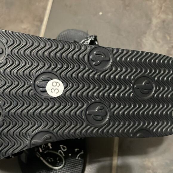 Arizona Love Black Trekky Flat Sandals Size 9 Retails $200 New - Picture 6 of 8